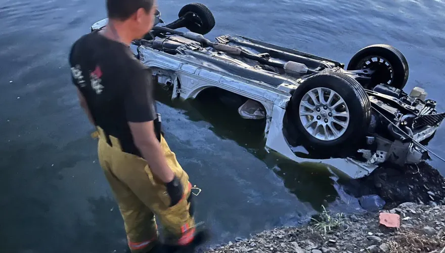 影/疑閃車失控！轎車墜魚塭打撈上岸　22歲男駕駛拋飛撞頭