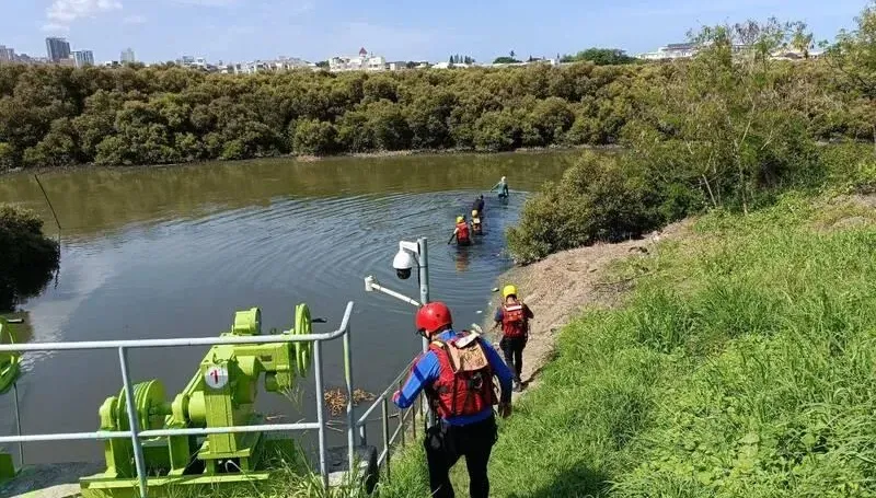 快訊/連假最後一天！台南鹽水溪驚見男浮屍　消防員吊艇下水打撈