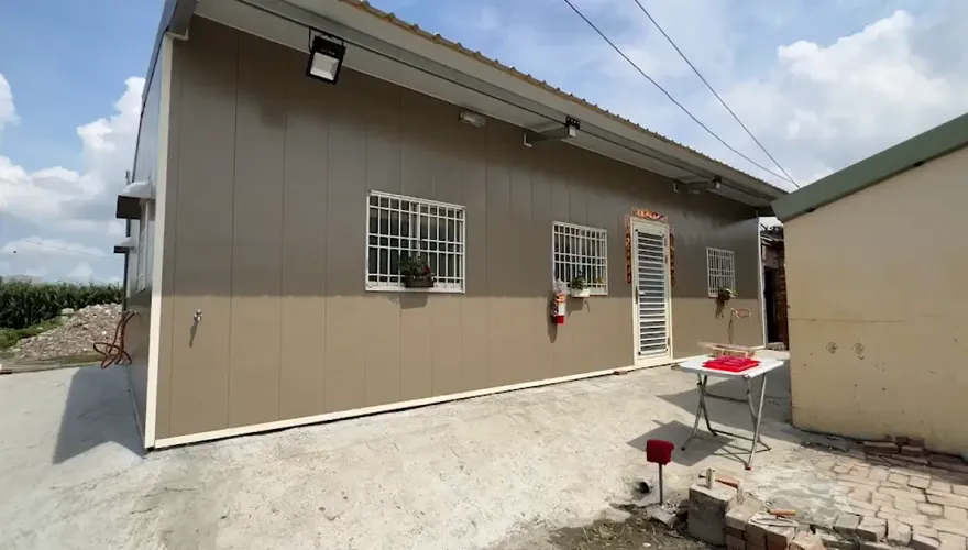 影/「想有明亮的房間！」　雲林清貧小學生蘇小妹住破屋　義工團蓋新家助圓夢