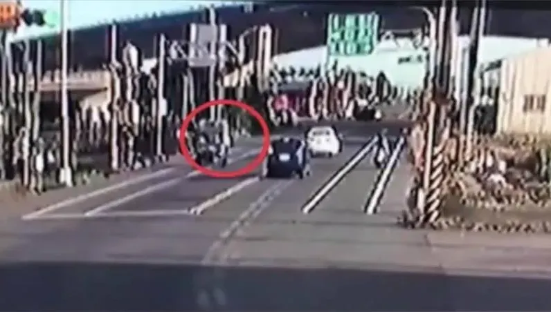 屏東17歲少女騎車雙載　路口遭撞1人腦出血搶命中