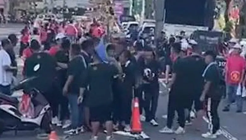 只因「拿錯飲料」！高雄宮廟2派人馬當街上演全武行