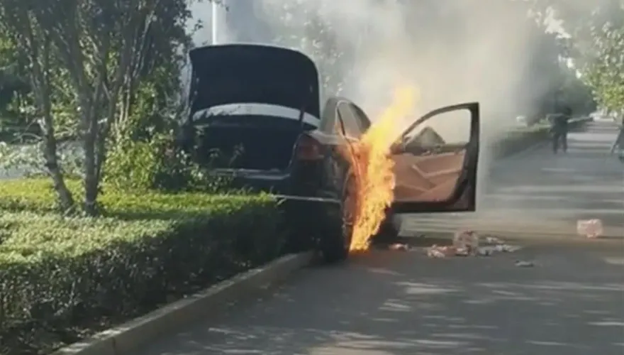 影/關鍵一分鐘！人才剛拖出…車輛即遭「火舌吞噬」　駕駛自撞分隔島昏迷獲路人相救