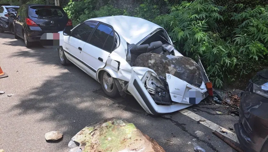 影/新北烏來「天降巨石」砸毀4車　1車尾遭壓碎！幸無人傷