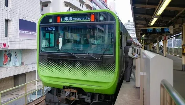 快訊/影/山手線車廂內男子身上帶刀引驚慌　新宿站乘客爆推擠2人受傷
