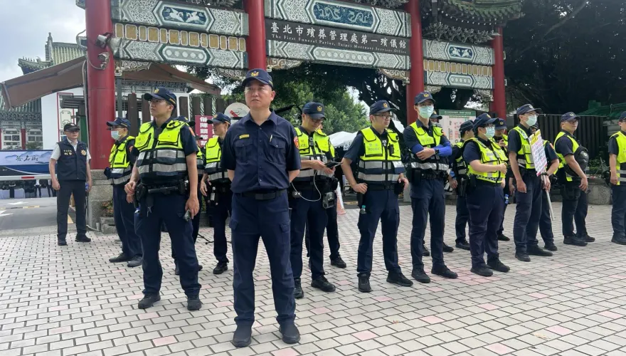 四海幫創幫大老「咪哥」公祭！黑衣人塞爆殯儀館　百警戒備