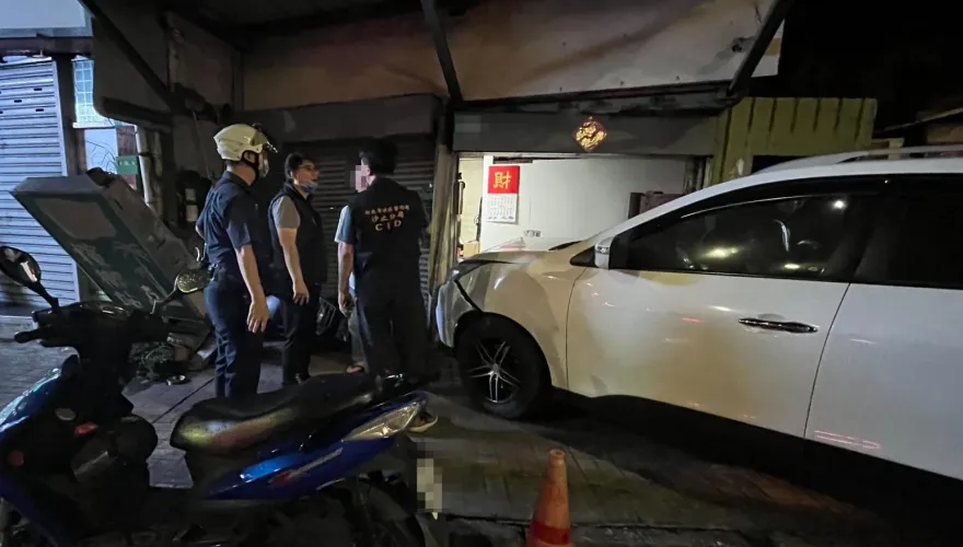 影/為什麼要殺我的狗！愛犬紅貴賓遭土狗咬死　飼主崩潰駕車撞檳榔攤復仇