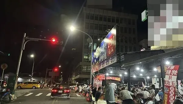 太離譜！高雄熱炒店桌椅擺到大馬路　網轟：要不乾脆封路做生意