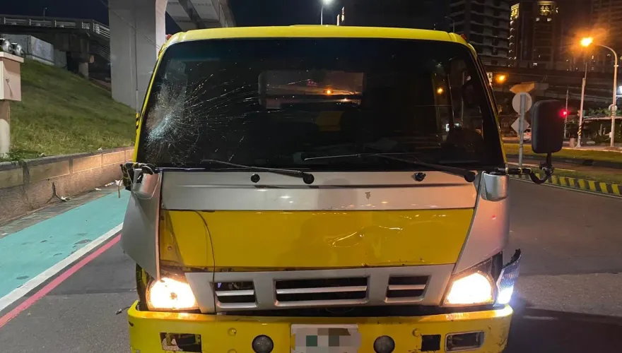 快訊/新北三重拖吊車撞死行人　20歲男搶救半小時宣告不治