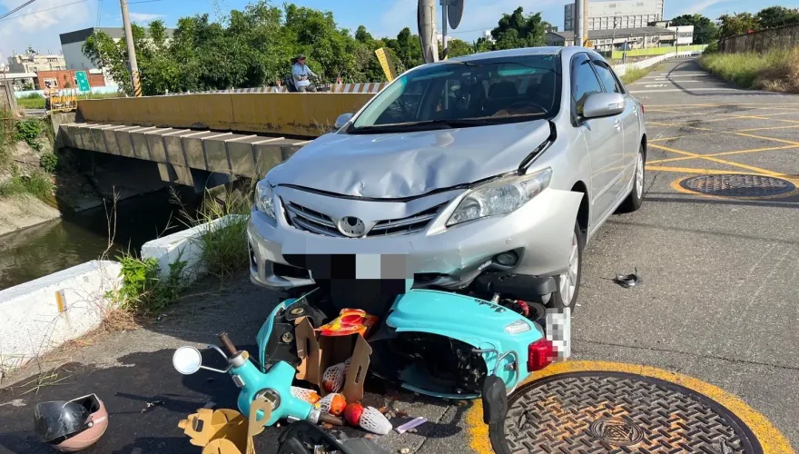 花壇轎車撞機車　6旬夫妻「噴飛2公尺大排」爛泥堆　幸無嚴重傷亡