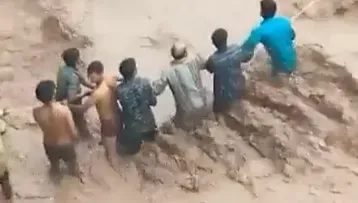 影/印度雨季暴雨狂炸釀洪災　開車女子受困大水之中...驚險救人畫面曝
