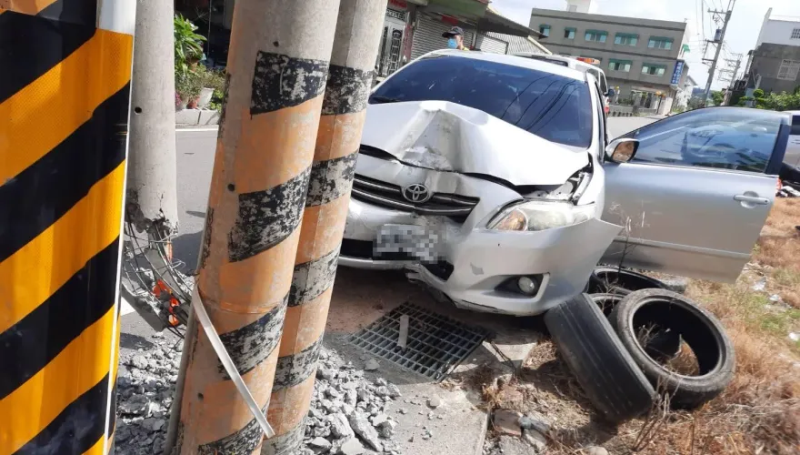 快訊/苗栗二寶媽自撞水泥燈柱「車頭嚴重凹陷」　母子3人輕傷送醫