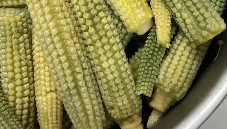 玉米筍下鍋變成「阿凡達筍」！專家解答：是天然色素