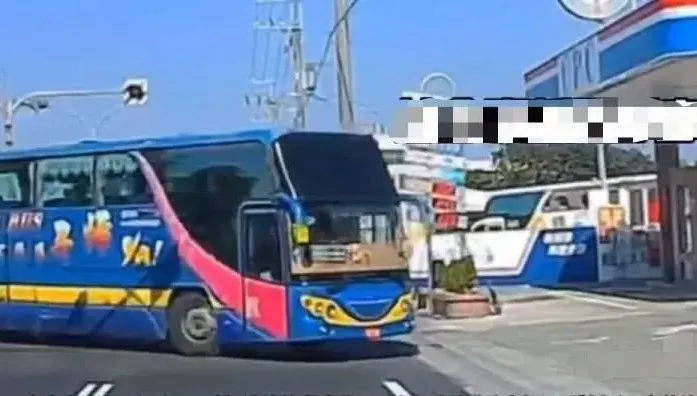 影/完美停車主視角！台南遊覽車橫切　貨車急閃「迴轉」駛入對向車格