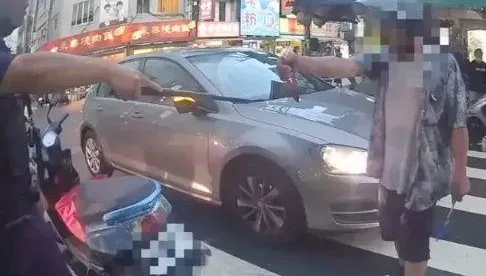 醉阿北手持扁鑽擋車鬧街　挑釁嗆警「你給我開下去啊！」遭壓制逮捕