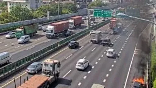 快訊/國1高雄九如路段驚傳「火燒車」　駕駛跳車、滅火搶救中