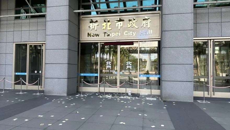 快訊/新北市府二度遭潑漆！同1人幹的這次加碼撒冥紙　警衝現場逮人