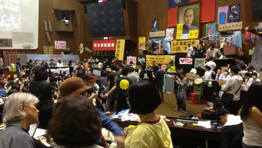 太陽花學運10週年！臉書粉專曬哏圖酸「15人前科累累」　曝唯一勝利組是他