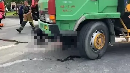 快訊/台東對撞車禍！2大學生租機車旅遊撞貨車　捲進車底救出送醫