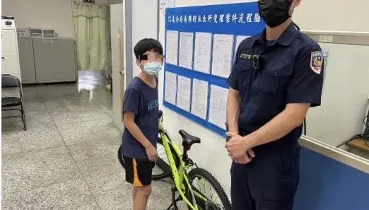 影/男童愛車遭騎走好傷心　實習警師徒聯手逮竊嫌找回單車