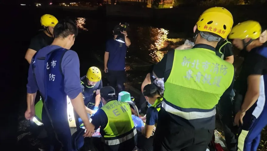 快訊/淡水第一漁港驚見女子漂浮！警消救起無生命跡象送醫搶救