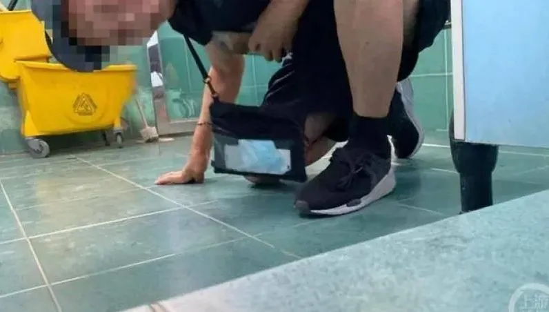 影/女廁趴地門縫偷拍…7旬翁被抓「1原因」無罪釋放　人妻見「邪惡微笑」怒提告