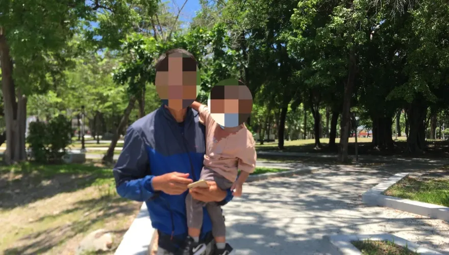影/男童走失嚎啕大哭！暖警讓孩依偎「父愛噴發」　粗心爸急死了