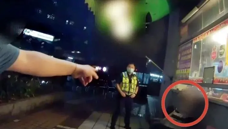 影/老是讓兒子掛急診卻沒帶錢？汐止騙餐男被店家抓包　報警當場逮人