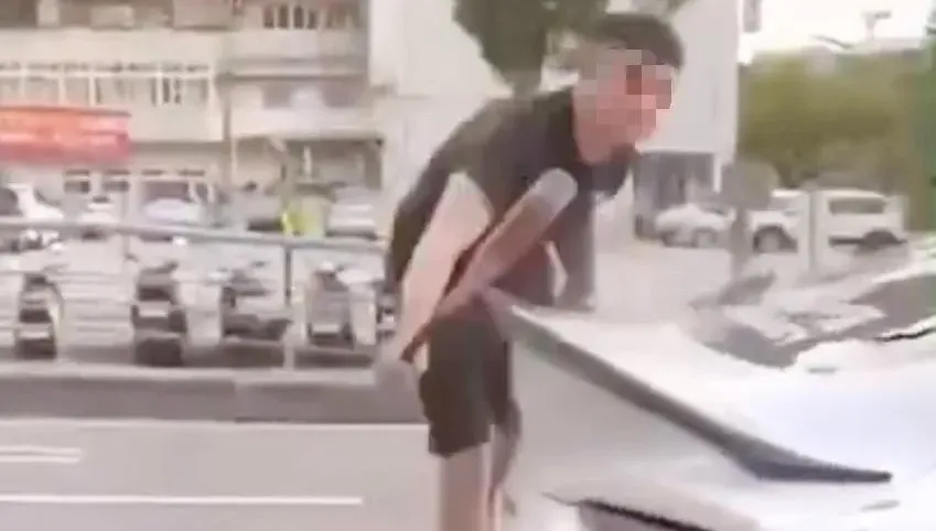 影/「牛魔王」高雄街頭遭砸畫面曝！男怒拔球棒猛k　路人嚇傻
