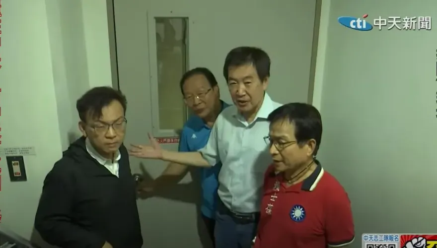 才轟服貿爭議「今NCC鎖門上架鏡電視得逞」！　網酸：民進黨黑箱審查最在行