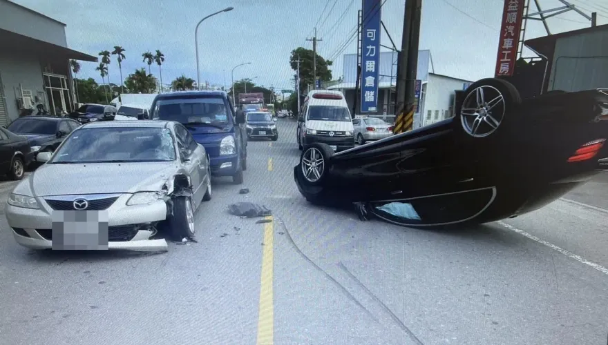 影/馬自達KO賓士！不塞車也不翻車　台中3車擦撞四輪朝天是它