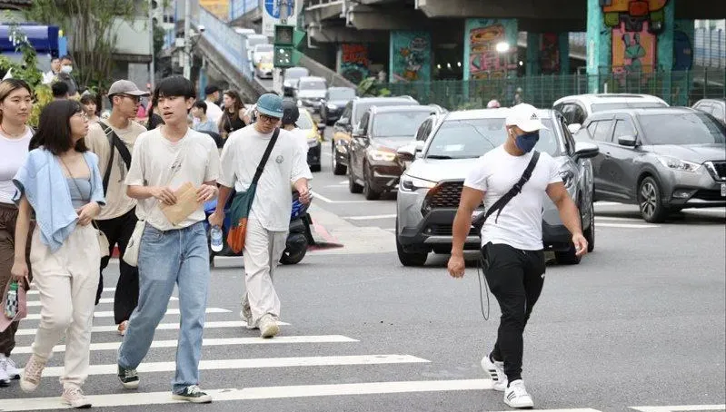 遏止「地獄罪名」！駕駛禮讓行人今起上路　未停讓最高罰6千
