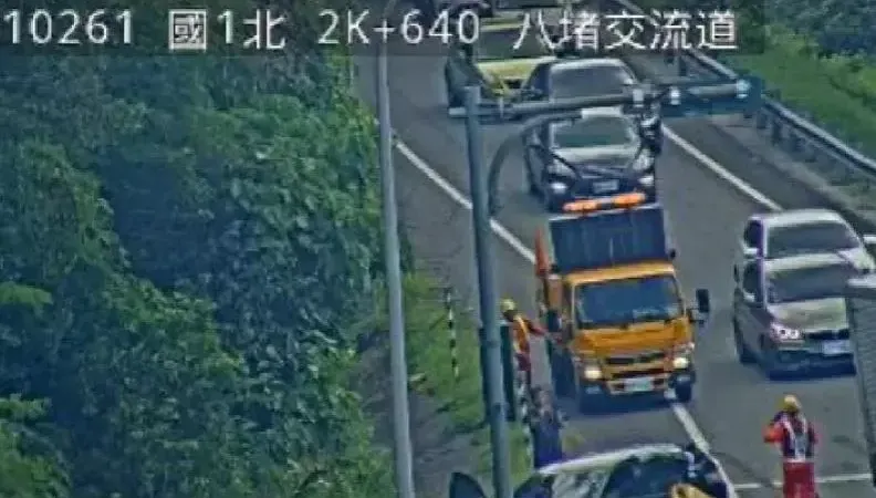快訊/國1南下八堵交流道3車追撞釀4傷！ 匝道入口暫時封閉回堵1公里