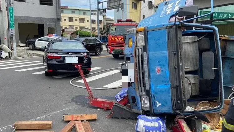 影/台中直直撞！貨車未拉手煞車滑動　司機衝駕駛座反加速翻覆
