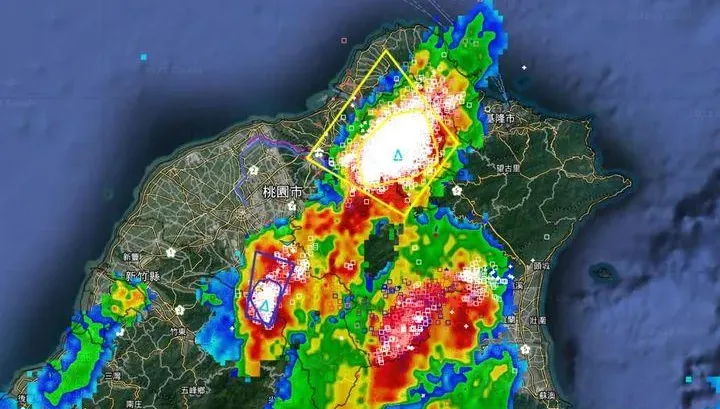 快訊/雷雨彈炸翻大台北！閃電狂閃雷聲大作　台北盆地每分鐘狂閃超過350次