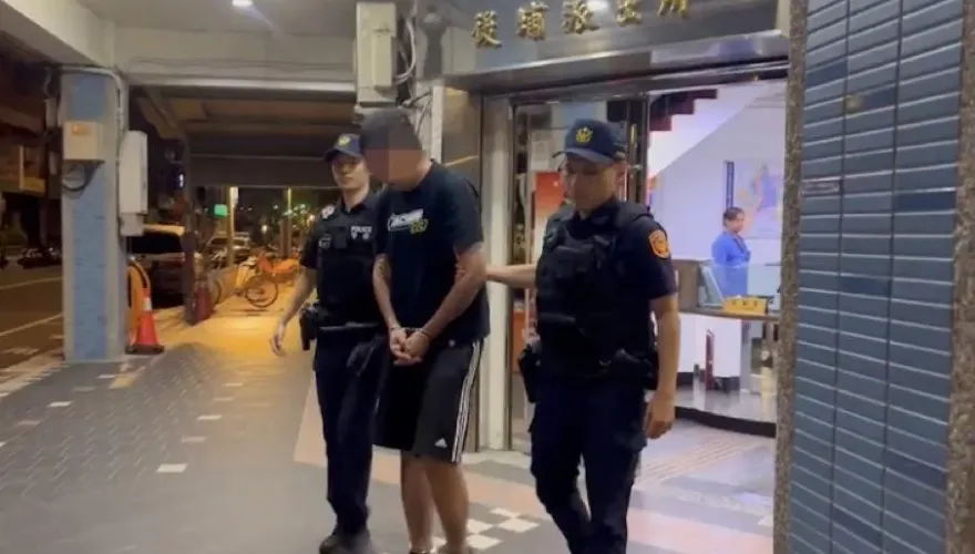 影/通緝男騎車拒檢大迴轉逃逸　新北9警攔截圍捕壓制逮人