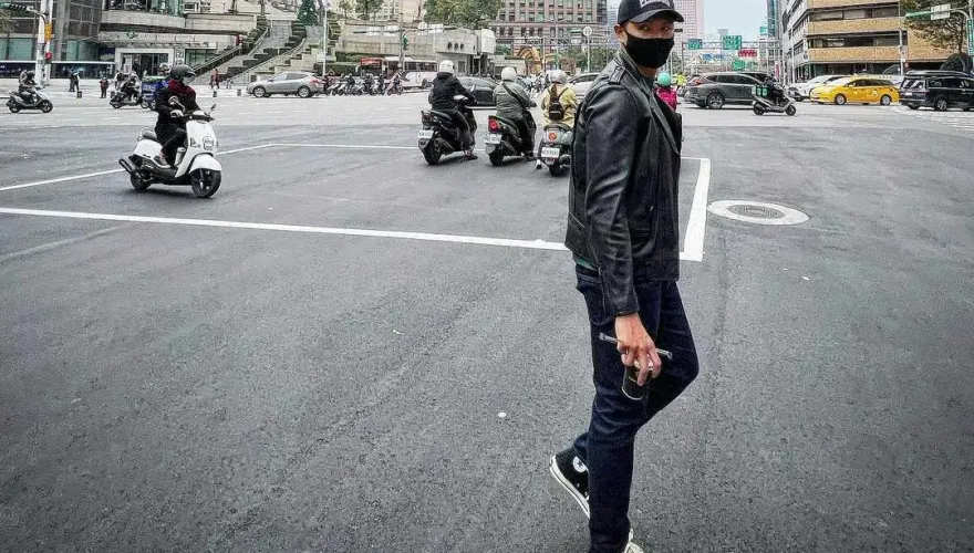 陳建州爆性騷/風波後首現身...低調出門全被拍　忙講手機四處張望