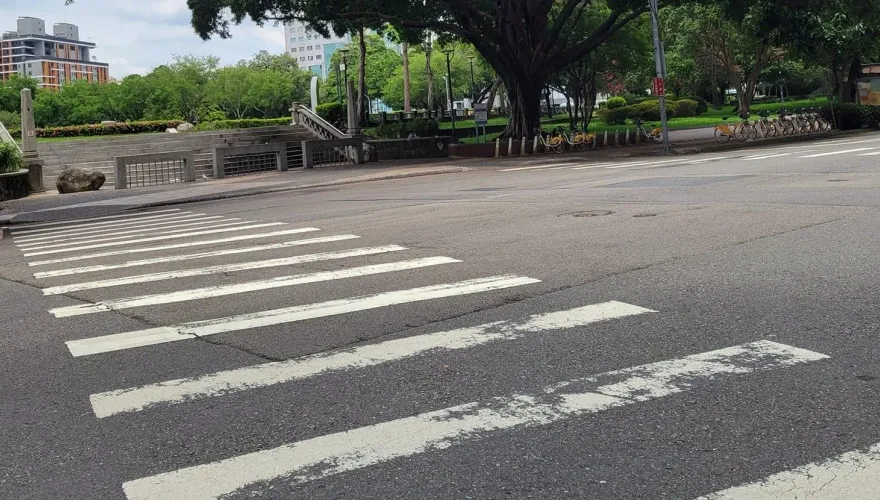 洗刷行人地獄污名！他站路邊「機車急煞、汽車險親屁股」　網笑：另一種地獄