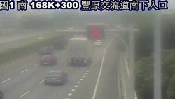 快訊/國1南向豐原段追尾車禍！2大客車「嘴巴親屁股」車流回堵　該路段紫報ing
