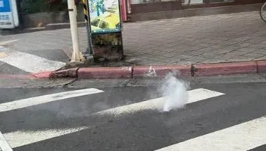 天母路面突冒「濃郁塑膠味」詭異白煙！　警消急拉封鎖線、釐清狀況