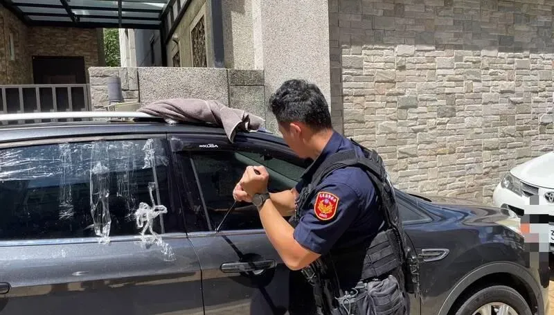 高溫30度！1歲嬰受困車內　糊塗媽嚇哭了、警破窗解危