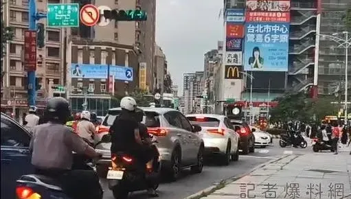 影/帝王條款上路！「30秒綠燈無一車通過」北市路口大打結　駕駛被迫闖紅燈