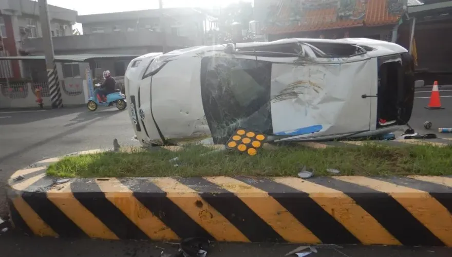 影/嘉義水上兩車相撞　油電車「側躺90度」豎立快車道