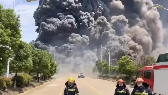 影/炸出「巨大濃黑蘑菇雲」！江西化工廠爆炸　官方：暫無傷亡報告
