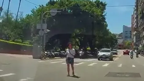 影/帝王條款養出帝王行人？中市2小時2起行人無視紅燈「硬要過」　駕駛傻眼怒PO網