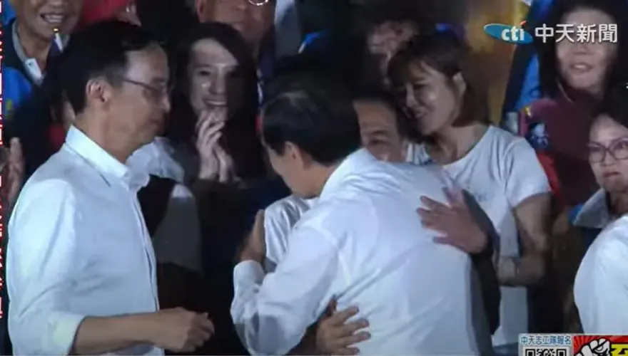 影/馬英九主動擁抱侯友宜！兩岸政策有共識「大破嫌隙傳聞」