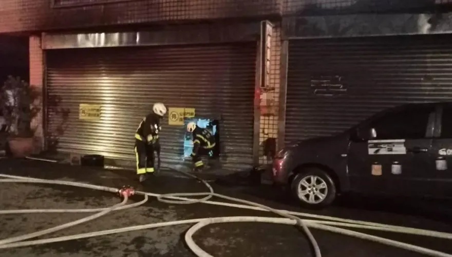 桃園1天燒2工廠！楊梅深夜電池廠再傳火警　警消電鋸破門搶救