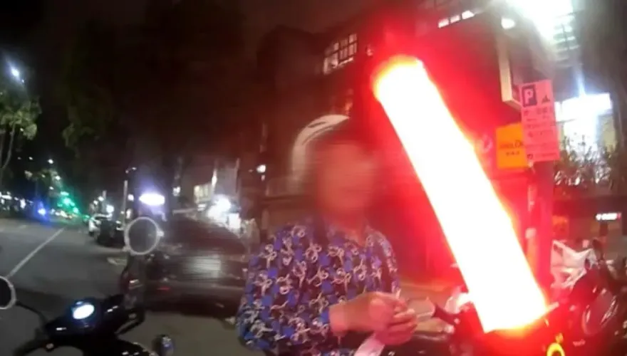 影/沒戴安全帽又酒駕遭逮！北市翁求情無效「問候警察的娘」