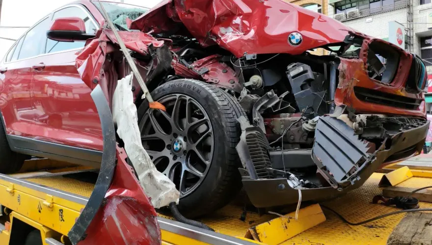 苗栗爸BMW撞物流車！車頭碎爛、氣囊全炸　1大2小送醫