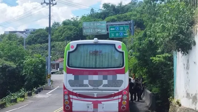 影/一時興起！高雄男偷開遊覽車去台南玩　2小時就栽了