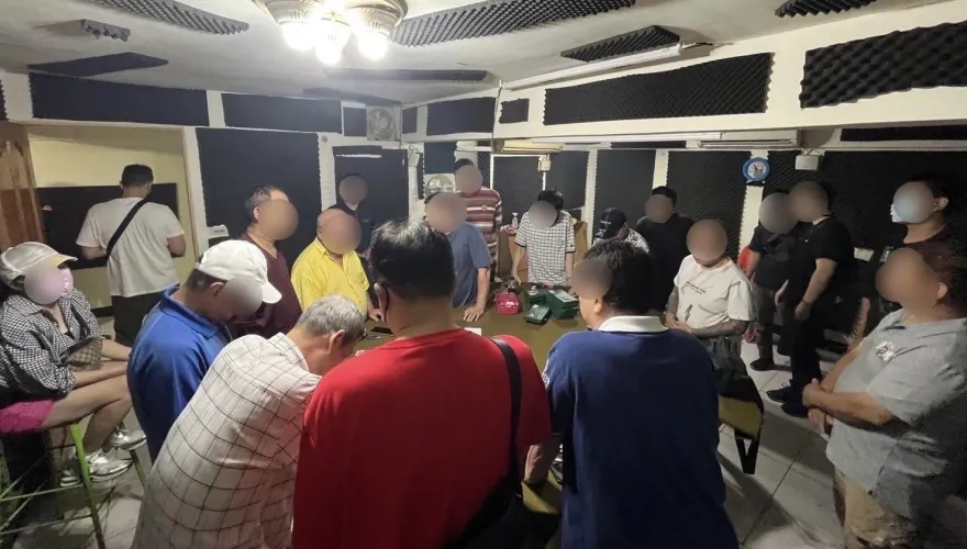 影/職業天九牌賭場隱身民宅　警前後包抄破門逮14人